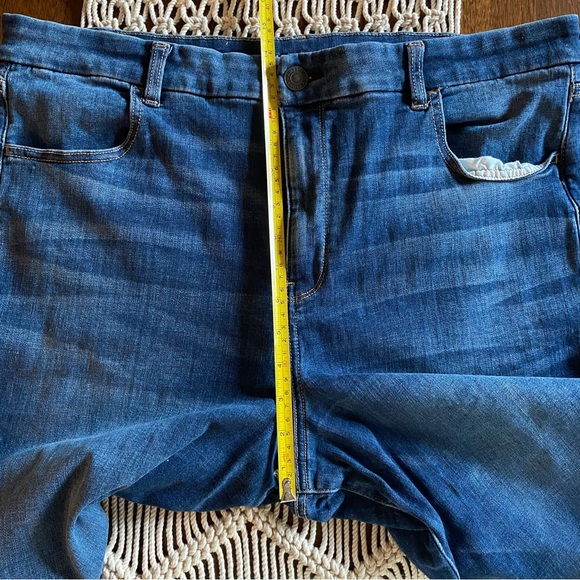 American Eagle Curvy
Hi Rise crop jeans - Picture 8 of 8